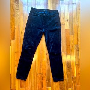Paige velvet jeans. Amazing!!! Ankle length and have a great stretch to them.